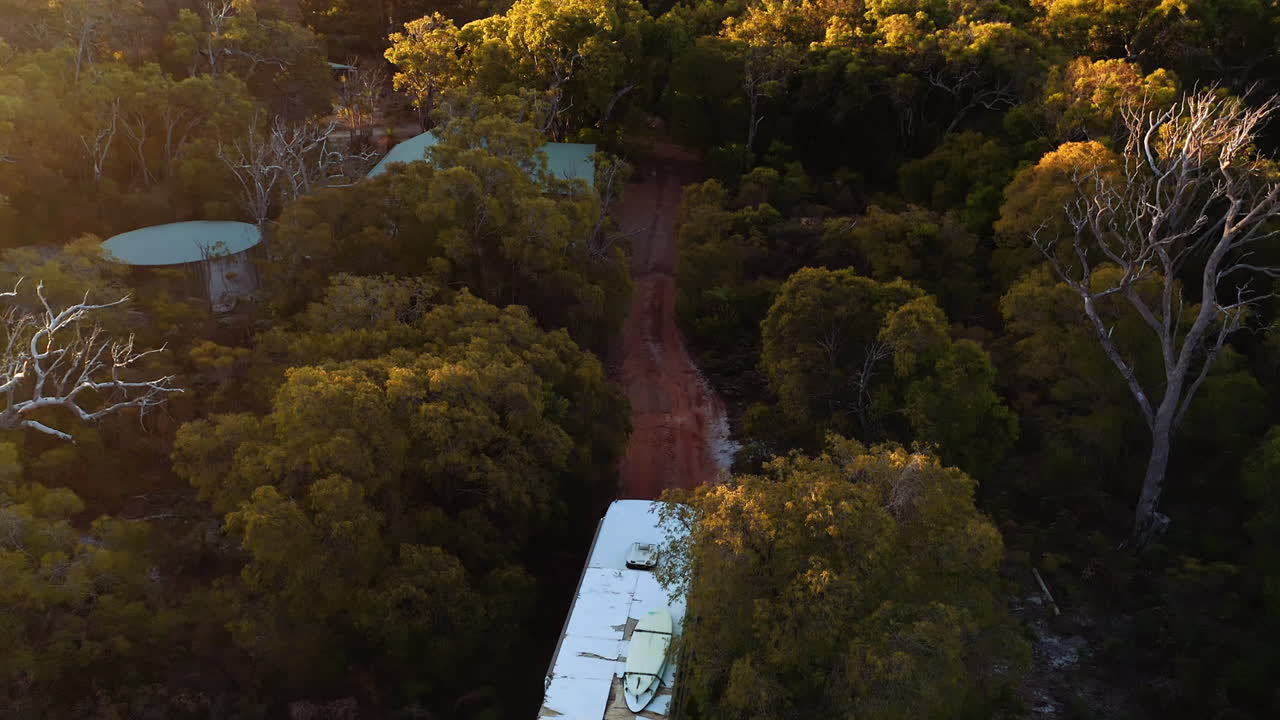 오스트레일리아 의 숲 속 의  도로 에 있는 여행 버스 의 공중 촬영