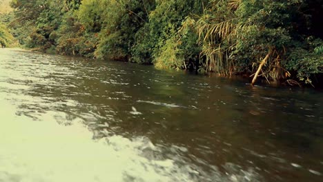 Wasser,-Das-Während-Der-Fahrt-über-Den-Fluss-Durch-Einen-Dschungel-An-Der-Seite-Des-Bootes-Spritzt