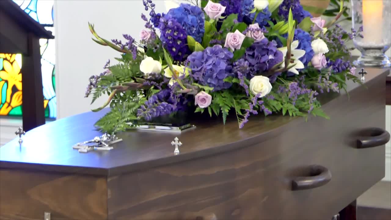 colpo del primo piano di un cofanetto funebre in un carro funebre o cappella o sepoltura al cimitero