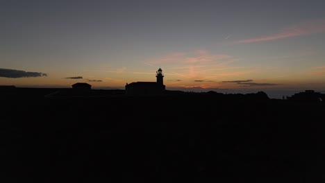 Dunkle-Silhouette-Aufnahme-Des-Leuchtturms-Punta-Nati-In-Der-Dämmerung-Nach-Dem-Goldenen-Sonnenuntergang-In-Spanien