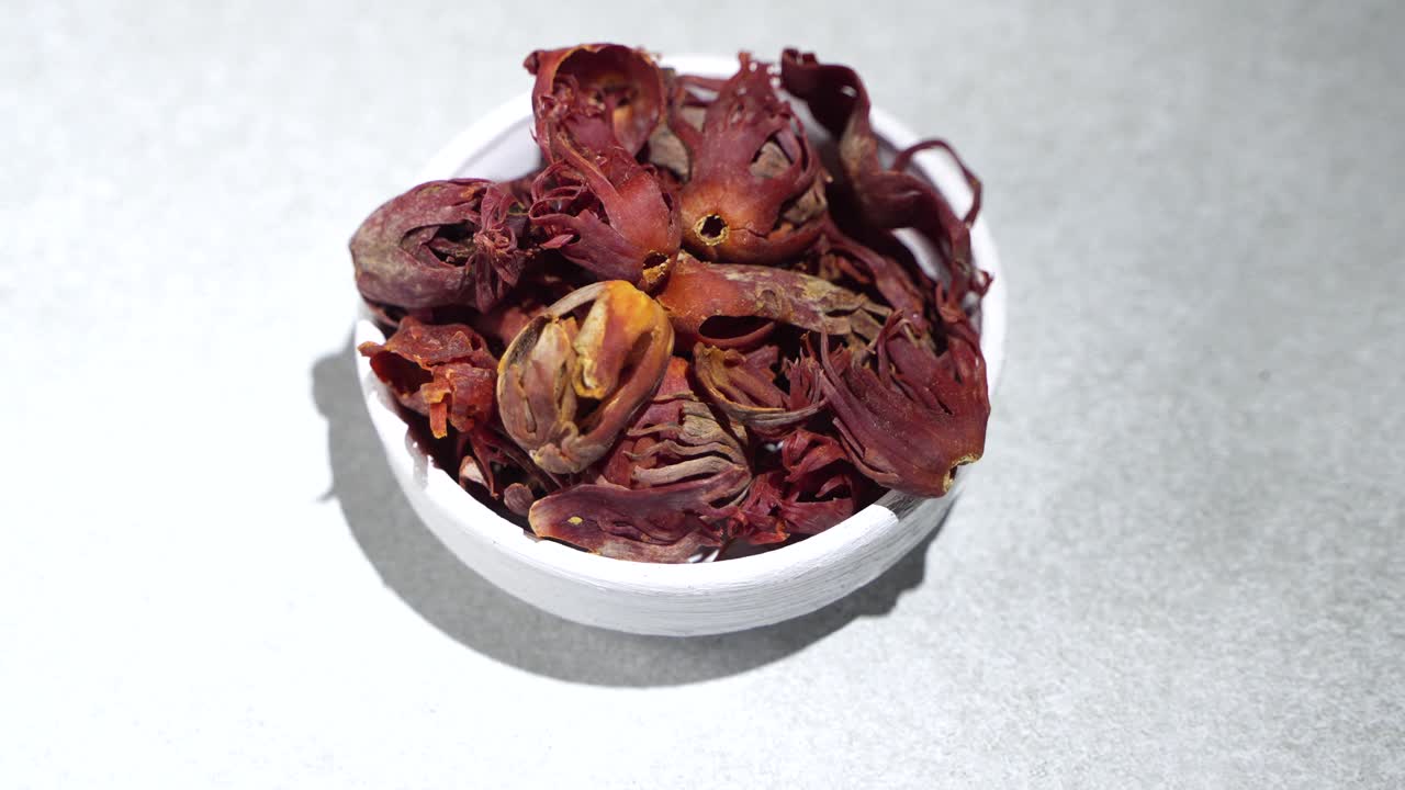 자비트리 (javitri) 는 그 위에 놓인다.