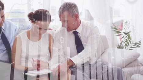 el hombre de negocios está arreglando una cita en el diario de la mujer de negocios.