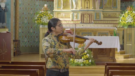 Geiger-Spielt-Geigenmusikinstrument-In-Der-Kirche,-Soloprobe-In-Der-Medalla-Milagrosa-Kirche-In-Ecuador