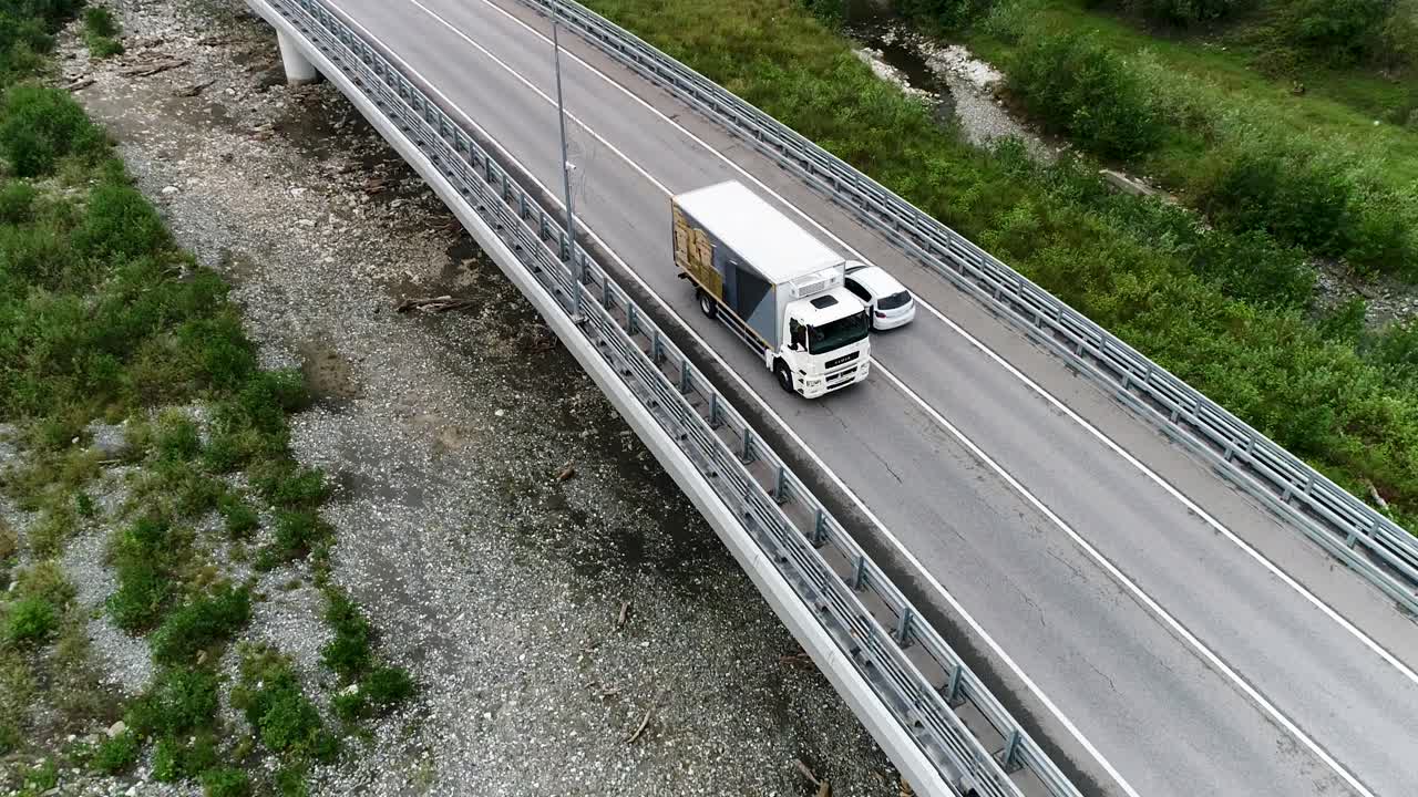 Camion su un ponte sopra un fiume