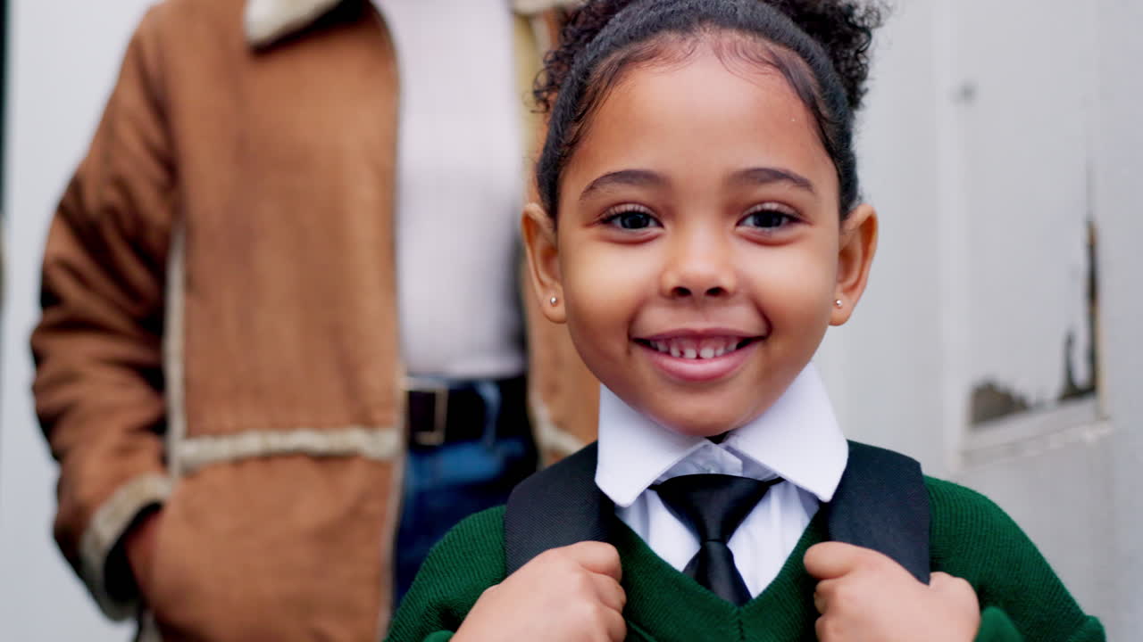 Bambina, volto e primo giorno di scuola con un sorriso