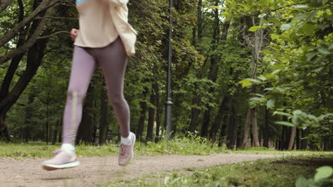una mujer mayor corriendo en el parque.