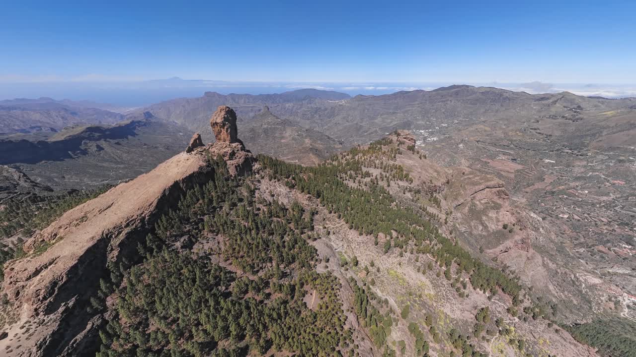 360 grados de panorama aéreo sin costuras de roque nublo, una roca volcánica en la caldera de tejeda, gran canaria, islas canarias, españa.
