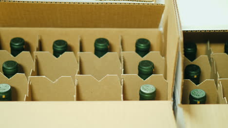 Poner-Botellas-De-Vino-En-Una-Caja