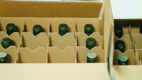 poner botellas de vino en una caja