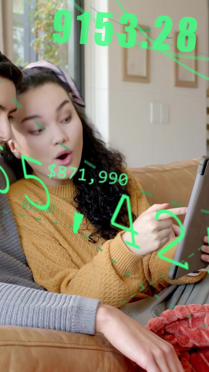 Video verticale: Coppia seduta sul divano, donna che indica un tablet avviando una revisione con un overlay di finanza sostenibile