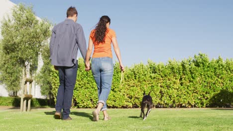 Feliz-Pareja-Caucásica-Está-Llevando-A-Su-Perro-A-Pasear