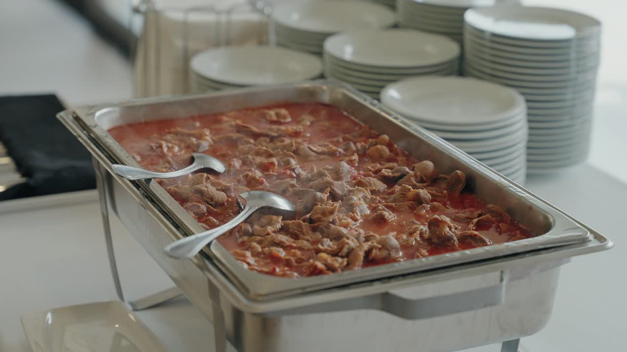 guiso de mollejas caliente a fuego lento en una sabrosa salsa de tomate