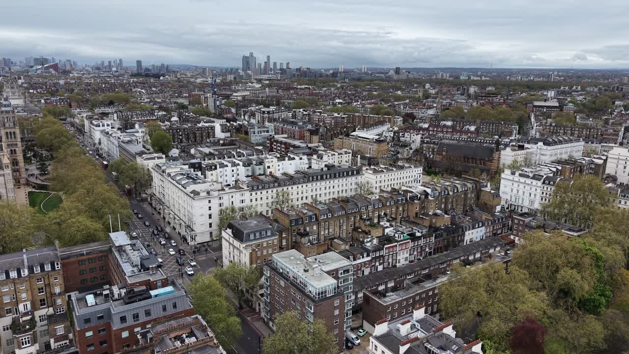 イギリス、ロンドン、ケンジントンのドローン空撮。背景には都市のスカイライン。4K映像