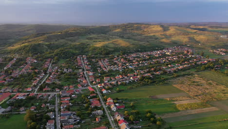 puesta de sol de pueblo de vista aérea en europa