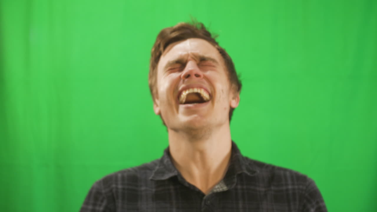 Espressioni facciali - Mezza figura - Chroma key - Giovane uomo adulto