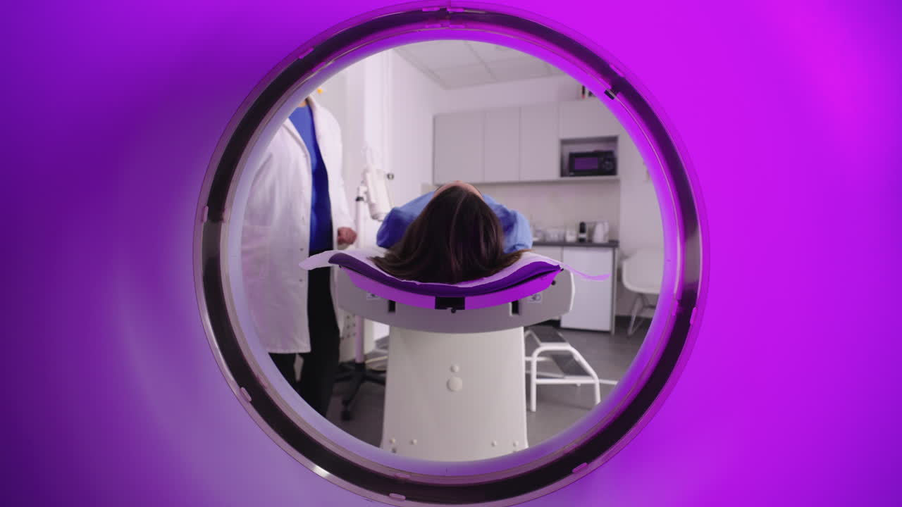 Paziente che si sottopone a un esame medico in un moderno centro diagnostico
