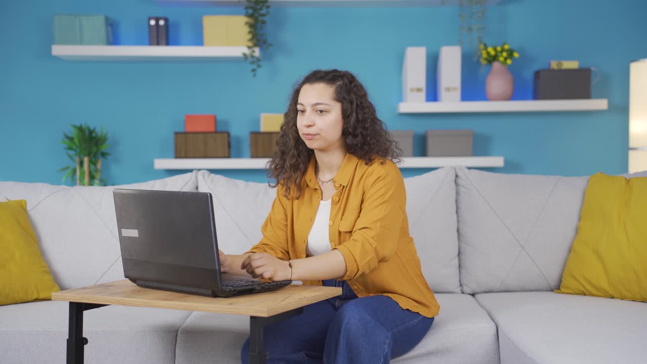 la mujer joven que mira la computadora portátil está desmotivada y aburrida.