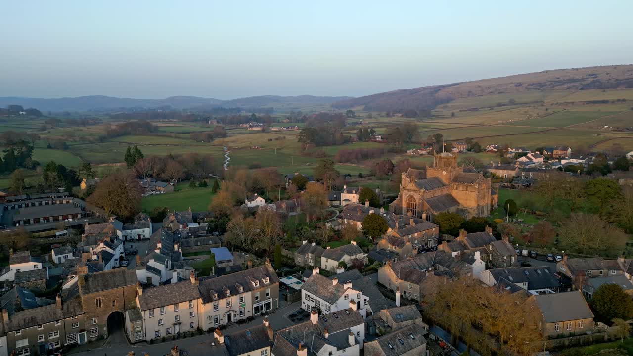 imágenes aéreas del pueblo medieval de cartmel en el distrito inglés de los lagos tiene un rico patrimonio y una variada lista de actividades para visitantes y turistas