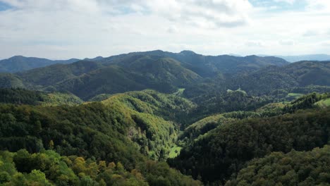 斯洛文尼亞雅姆尼克 (jamnik) 的山景