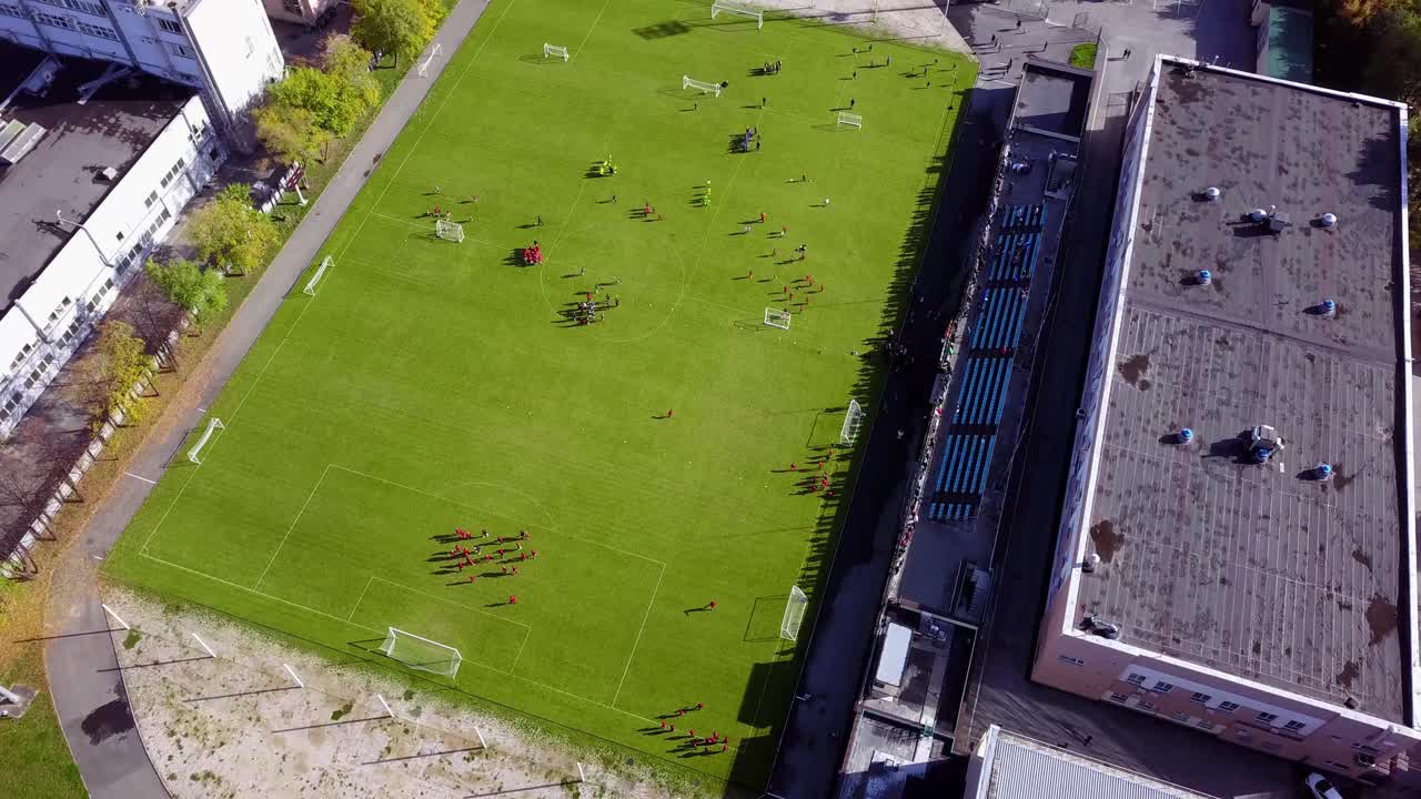 футбольная тренировка на открытом поле