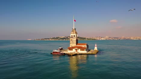 torre de la doncella también conocida como torre de leandro vista aérea desde estambul.