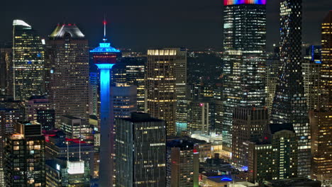 Calgary-Ab-Canada-Antena-V3-Que-Establece-Un-Hiperlapso-Nocturno-Ampliado-3x-Capturando-El-Paisaje-Urbano-Iluminado-Del-Centro-Con-Exteriores-De-Rascacielos-Brillantes-Y-Relucientes---Filmado-Con-Mavic-3-Pro-Cine---Julio-De-2023