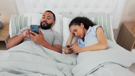 Hombre,-Mujer-Y-Aburrido-En-La-Cama-Con-Teléfono-En-Casa