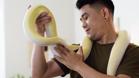 hombre con serpiente en el interior