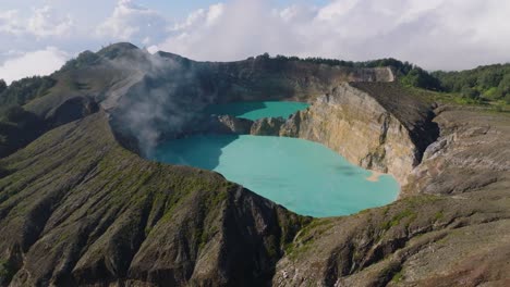 Drohnenaufnahme-Aus-Der-Luft-Des-Vulkankraters-Vom-Berg-Kelimutu-In-Indonesien