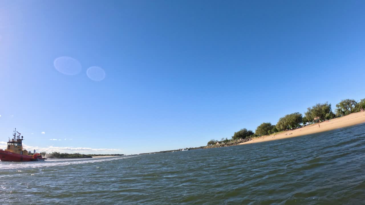 은 배가 골드 코스트 해안선을 따라 이동하고 있습니다.