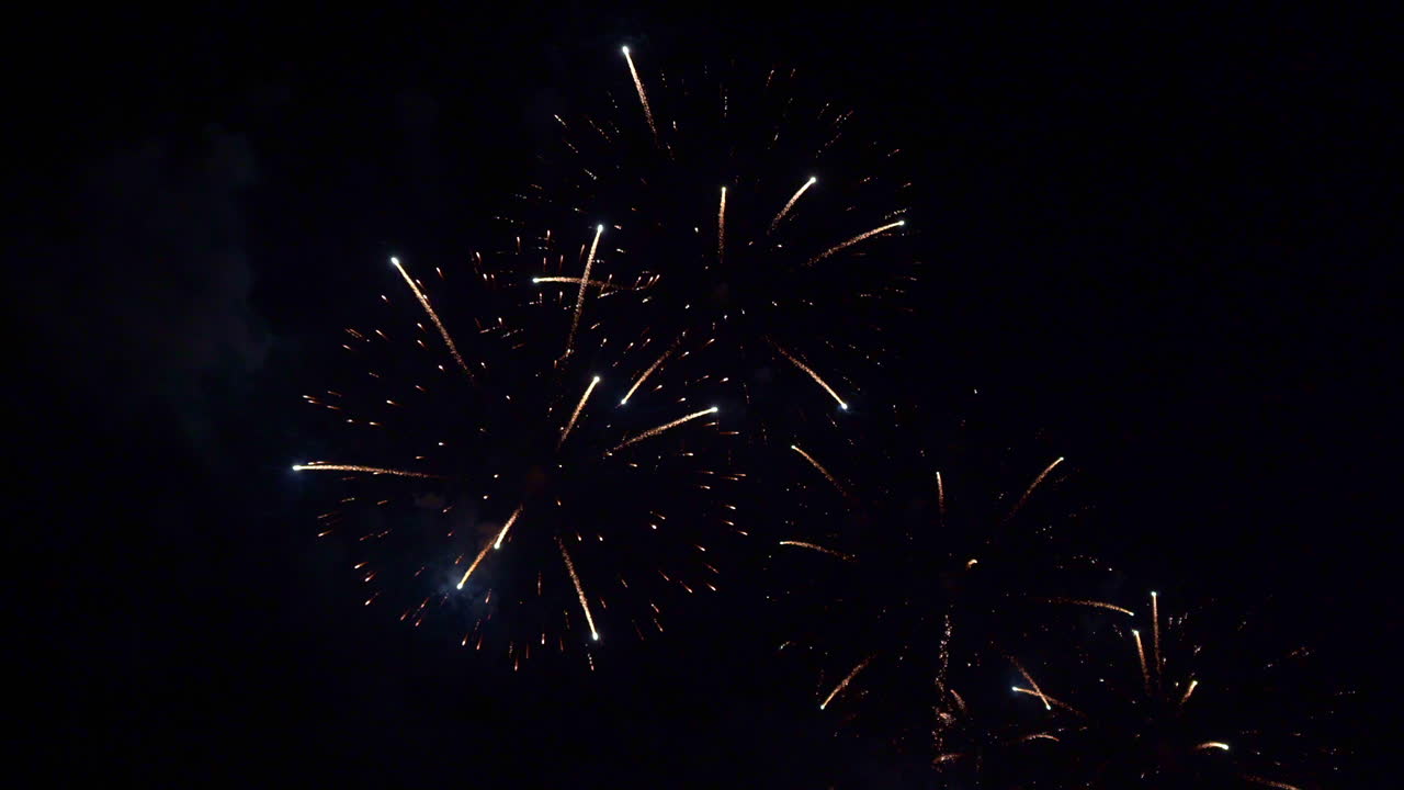 hermosos fuegos artificiales coloridos abstractos explotan en el cielo por la noche un símbolo de celebración en el aniversario de año nuevo para el fondo