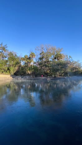 las aguas serenas de florida al amanecer.