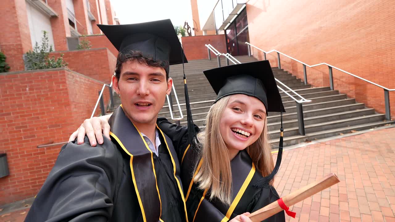 Festa di laurea con studenti felici