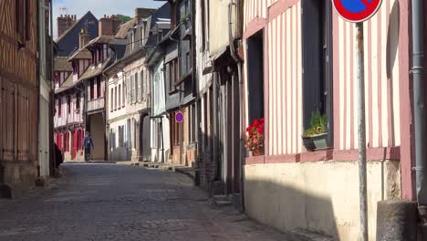 Antigua-Calle-Adoquinada-Y-Tradicionales-Edificios-De-Piedra-En-La-Bonita-Ciudad-De-Honfleur,-Francia