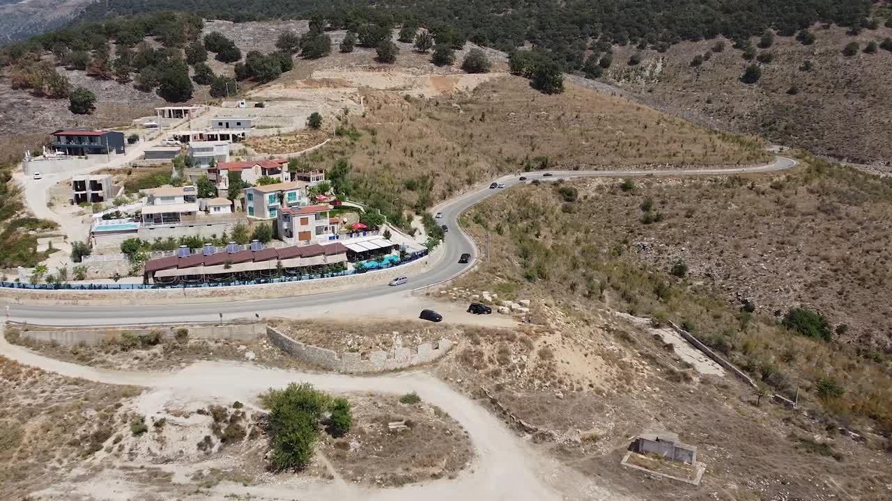 알바니아의 도로에서 운전하는 자동차의 조감도