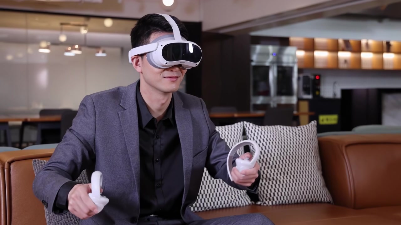 Forretningsmann i dress iført futuristisk teknologi 3D VR virtual reality-briller som ser på 360-video eller spiller metaverse-headset-spill med fjernkontroll i et møterom, konsept for teknologiinnovasjon.