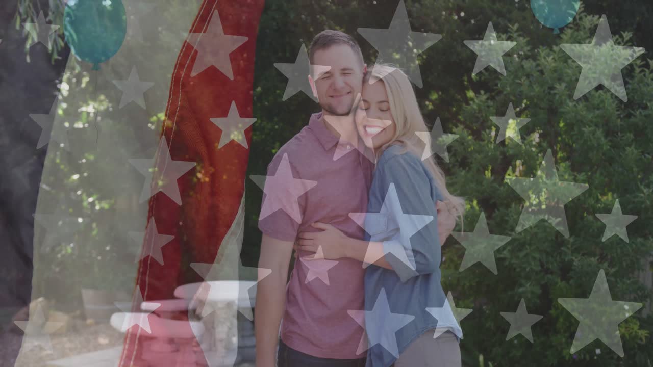 múltiples iconos de estrellas y globos flotando contra una pareja caucásica abrazándose en el jardín