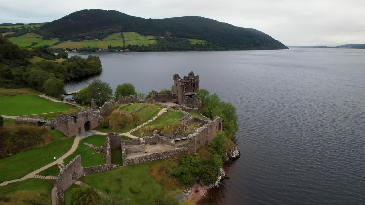 스코틀랜드의 loch ness 호수 연안에 있는 urquhart 성의 유적 - 어두운 날 - 공중에서 철수