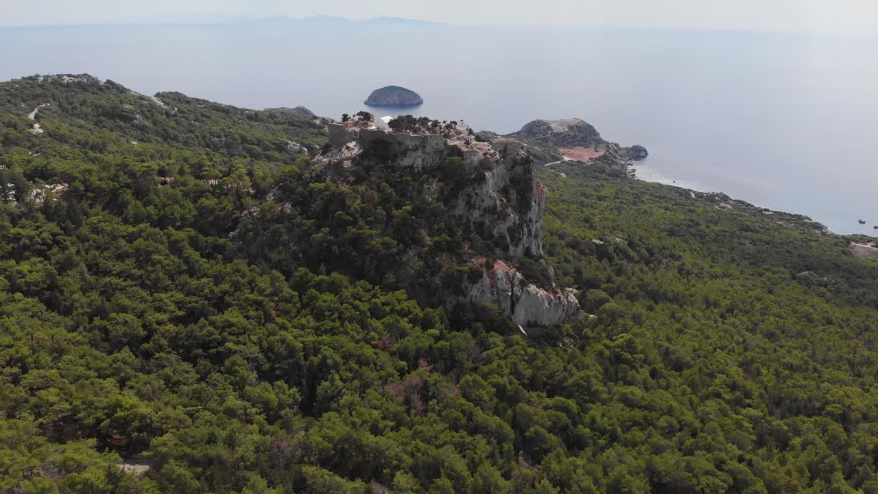 antena: volando alrededor del famoso castillo de monolithos en la isla griega de rodas