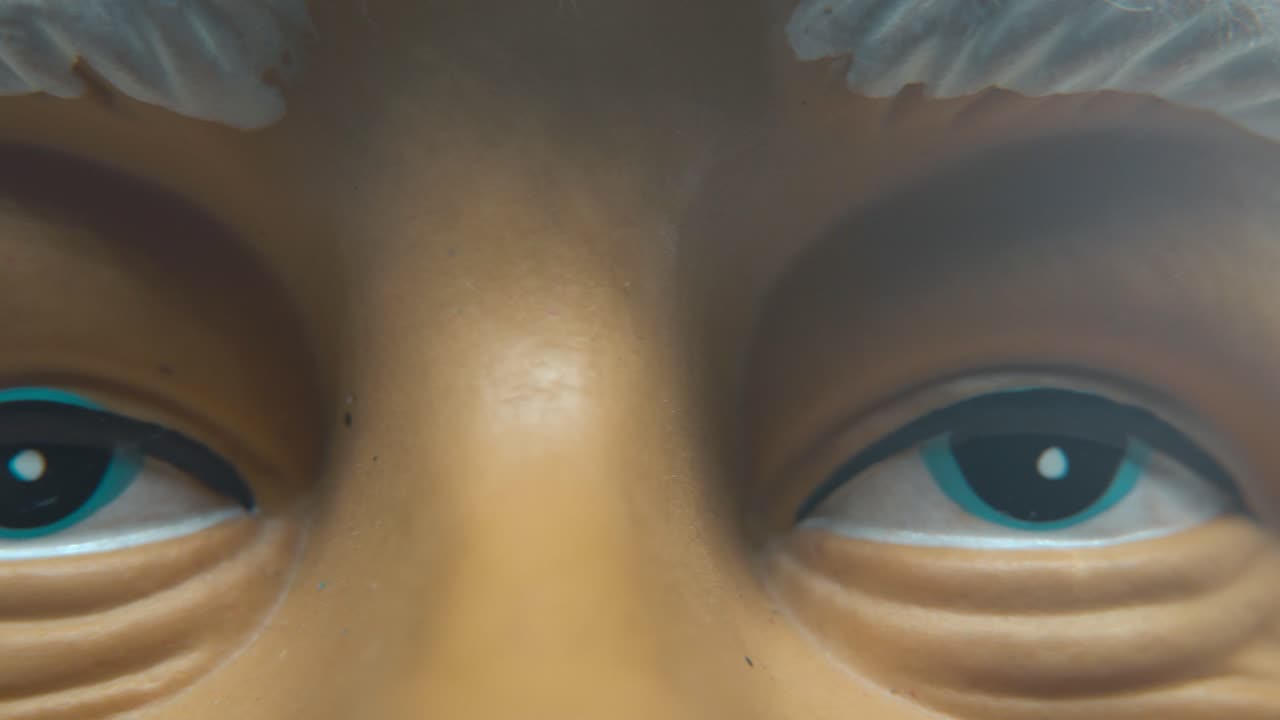 x-mas plástico cara de santa claus en un sombrero rojo, gran barba blanca y cejas, ojos azules, decoración de navidad, decoración tradicional de vacaciones de año nuevo, creativo slow macro pan derecho tiro, video 4k