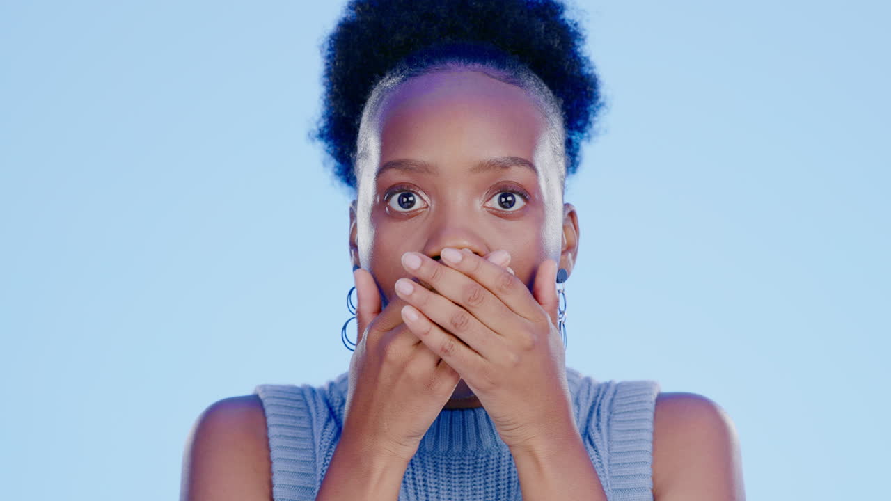 mujer negra, estudio y sorpresa cara por