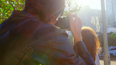 modelo femenino posando para una sesión de fotos en la calle de la ciudad 4k