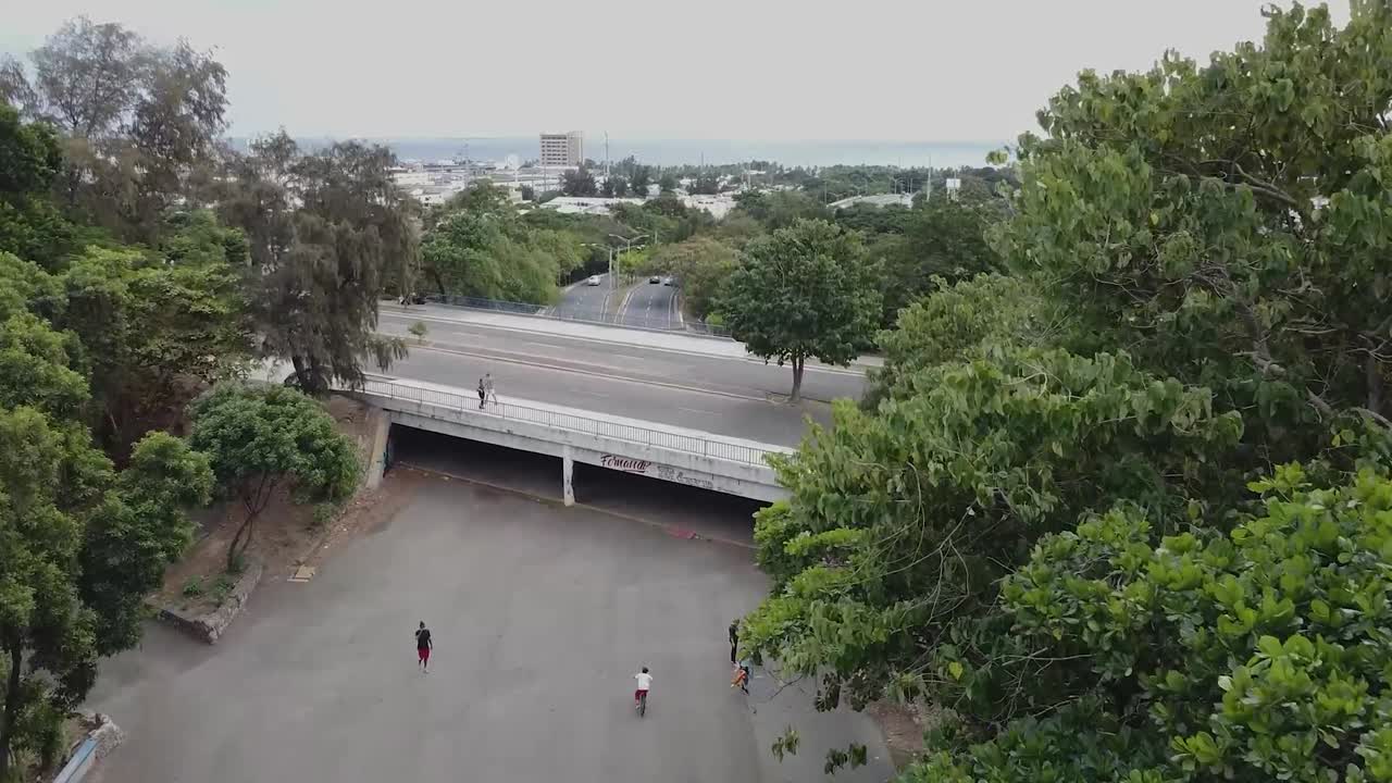 vista de drone sobre el parque volador mirador de santo domingo, parque emblemático para la familia