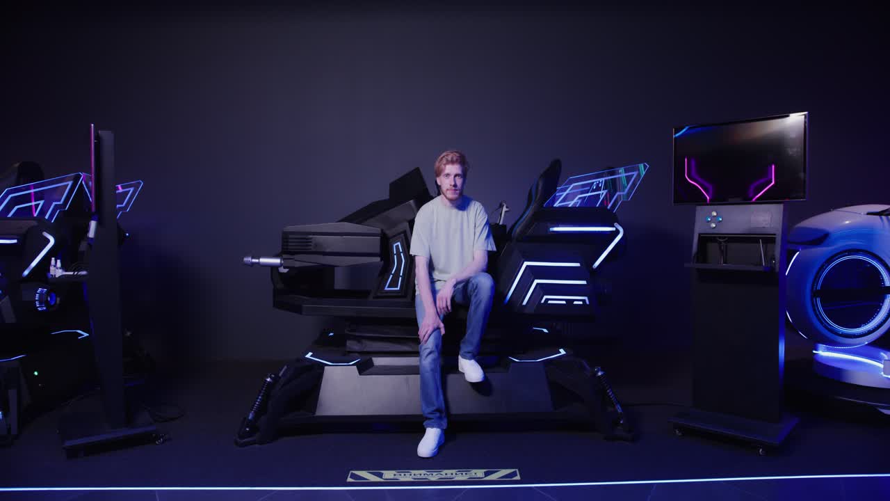 hombre sentado en una silla de juego futurista en una experiencia de realidad virtual inmersiva