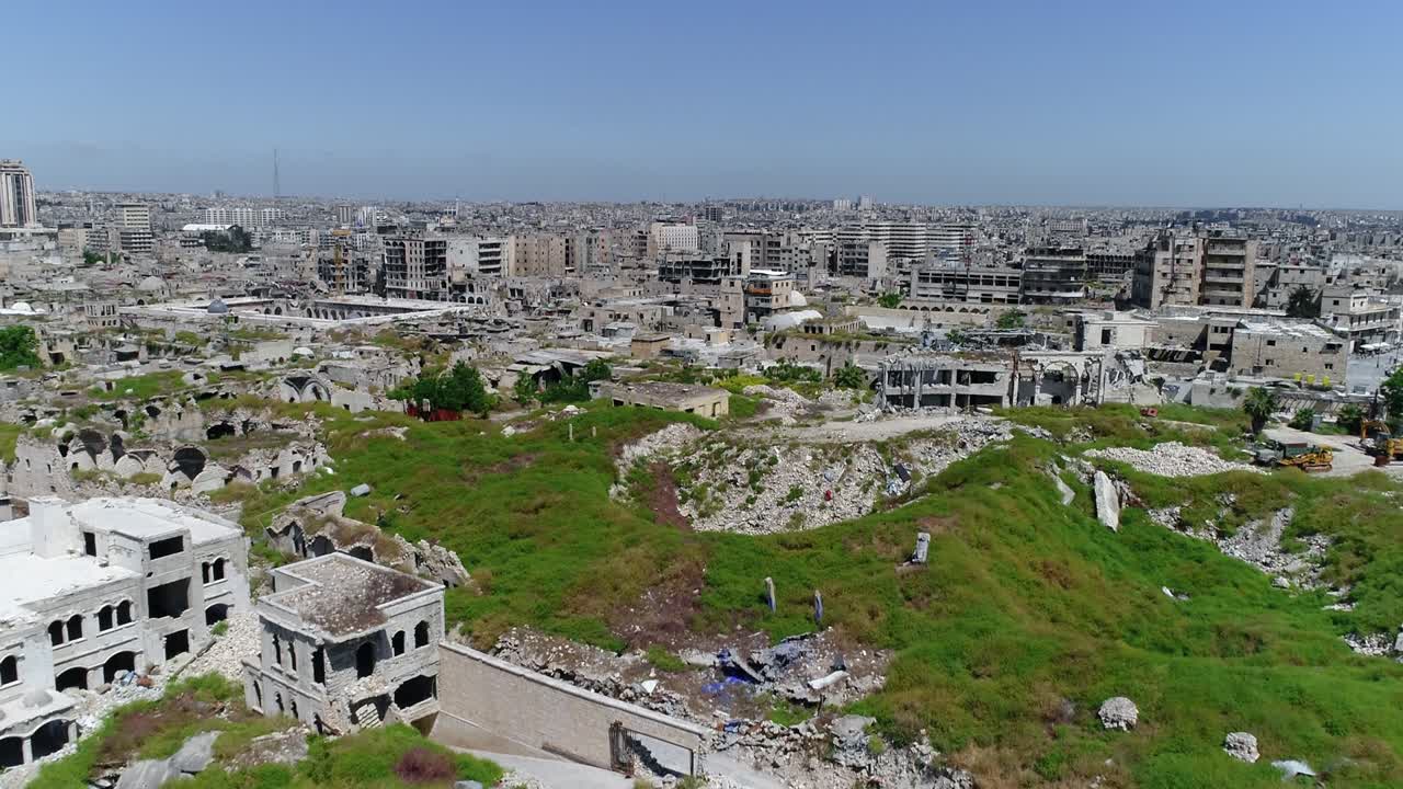 Drone che sorvola l'antica città nel centro di Aleppo in Siria. Si possono ancora vedere edifici distrutti anche 10 anni dopo la guerra 4K