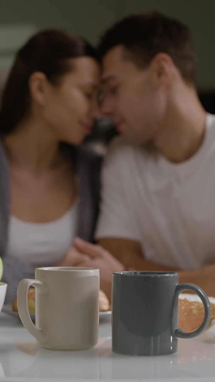 Coppia che si bacia a colazione.