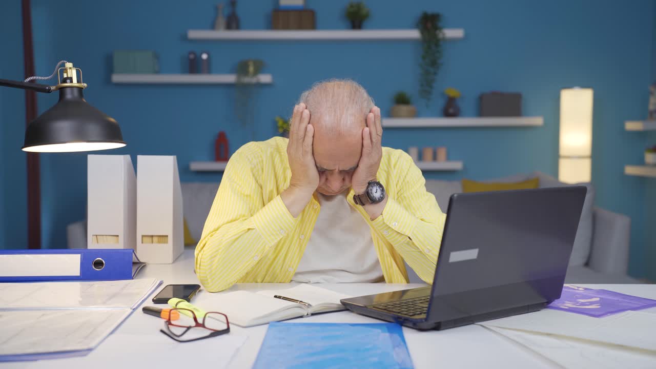 Anziano in smart working in bancarotta, in perdita