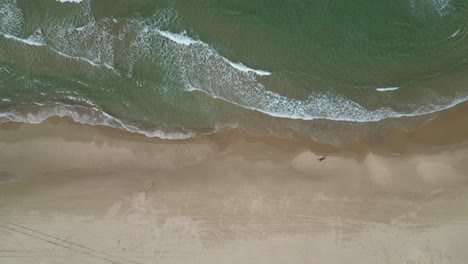 4k-Isolierte-Luftaufnahme-Von-Oben-Auf-Einen-Leeren-Strand-Mit-Ein-Paar-Leuten---Bat-Yam-Israel