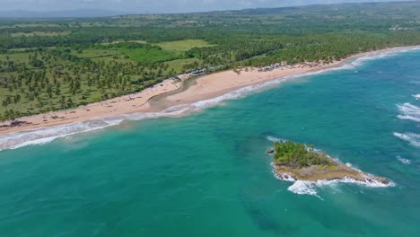 Toma-Panorámica-Aérea-Que-Muestra-El-Hermoso-Paisaje-De-Arroyo-Saldo,-Playa-De-Arena-Y-Mar-Caribe-Claro