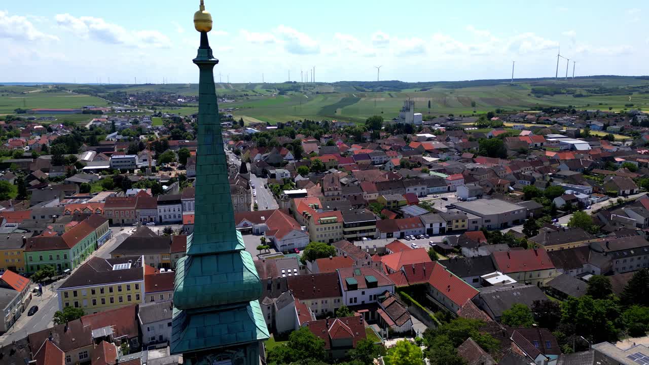 vista aérea de la ciudad de poysdorf durante el verano en austria - toma de avión no tripulado